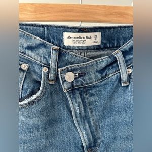 Abercrombie Curve Love Ultra High Rise 90s Straight Jean (Short)